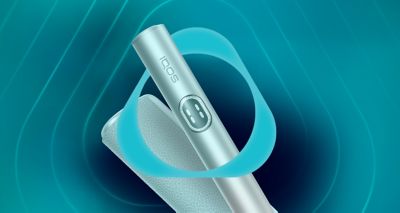 Устройство IQOS ILUMA i PRIME цвета Лазурный бриз и зарядное устройство внутри логотипа IQOS