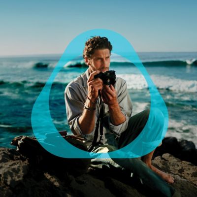 Banner Stay Curious IQOS – Seorang pria memegang kamera mencoba hal baru