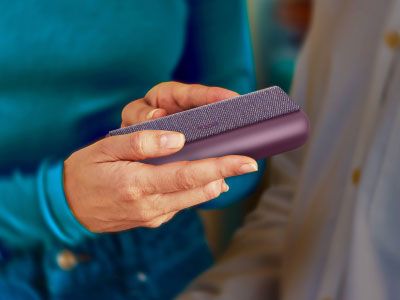 IQOS Coach a person holding IQOS ILUMA i Prime device