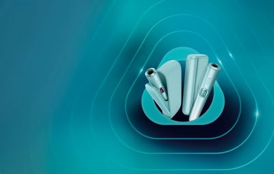 Два устройства из линейки IQOS ILUMA — устройства ILUMA и ILUMA PRIME с держателем и зарядным устройством
