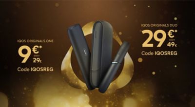 Dunkler Hintergrund mit goldenen Lichtpunkten, davor sind zwei dunkle IQOS-Geräte platziert.