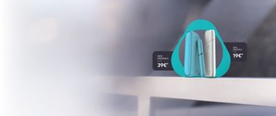 Zwei IQOS ORIGINALS Geräte vor hellgrauer urbaner Szenerie.