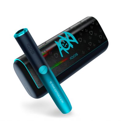 جهاز ستيف أوكي من IQOS محدود الإصدار، جهاز بلون أزرق عليه شعار IQOS
