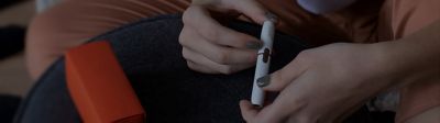 Zařízení IQOS 2.4 v ruce