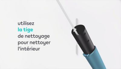 Stylet IQOS ORIGINALS DUO nettoyé avec un tige de nettoyage.