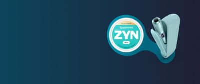 Lata de ZYN sobre fondo azul oscuro con un IQOS Iluma i ONE azul en vista lateral.