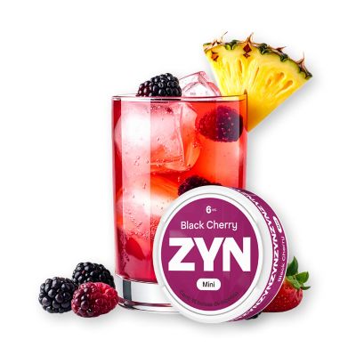 Bebida roja con hielo y decoración de piña, acompañada de frutos rojos y un envase circular ZYN Black Cherry.