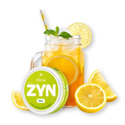 Bebida cítrica en frasco con popote, rodajas de naranja y limón alrededor, junto a un envase circular ZYN Citrus.