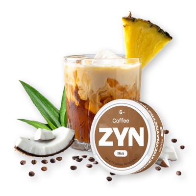 Bebida cremosa con hielo, coco y piña, presentada junto a un envase circular ZYN Coffee.
