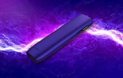 IQOS Iluma i turquesa en vista frontal sobre fondo blanco