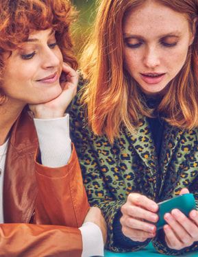 سيّدتان تنظران إلى جهاز IQOS.