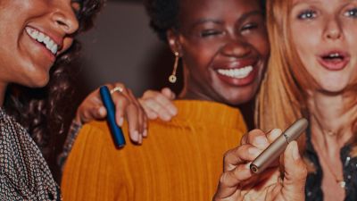 Amigos en una fiesta de inauguración. 