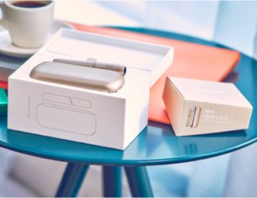 Une boite IQOS contenant un chargeur de poche et un stylet IQOS