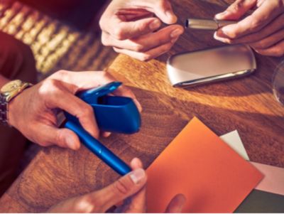 Un dispositivo IQOS sobre una mesa. 