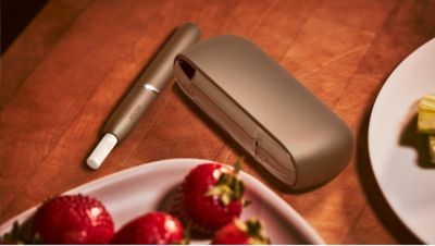 جهاز IQOS على طاولة.