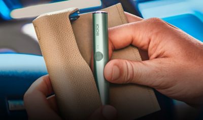 Zařízení IQOS ILUMA v ruce.