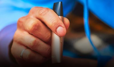 Zařízení IQOS VEEV v ruce.