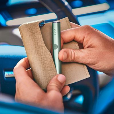 Persona insertando una unidad IQOS TEREA en un dispositivo IQOS ILUMA.