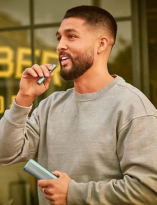 Hombre sosteniendo un IQOS