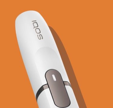 IQOS 2.4 PLUS na oranžovom pozadí.