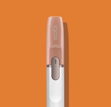 IQOS 2.4 PLUS na oranžovom pozadí.