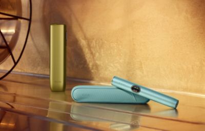 IQOS Iluma i turquesa en vista frontal sobre fondo blanco