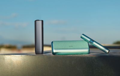 Mujer apoyada en barandal en exterior variación miniatura