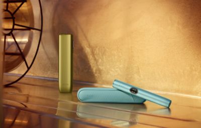 Mujer apoyada en barandal mirando hacia el horizonte con expresión relajada