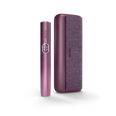 IQOS Iluma i Prime morado con cargador textil en composición frontal sobre fondo blanco