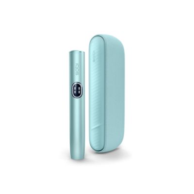 IQOS Iluma i turquesa con cargador azul pastel en vista frontal sobre fondo blanco