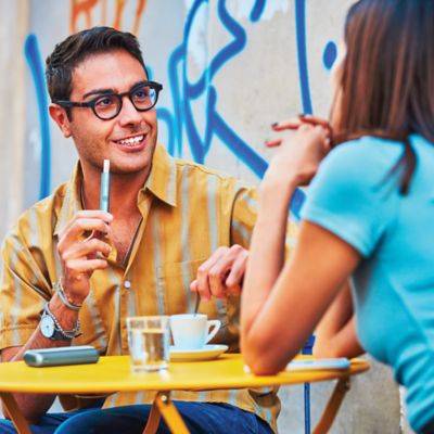 Man holding IQOS ILUMA