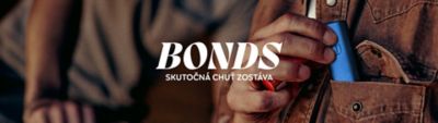 Muž si dáva do náprsného vrecka zariadenie Bonds