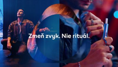 Koláž z dvoch scén: vľavo osoba sedí na okraji pódia na koncerte, vpravo detail ruky držící IQOS.