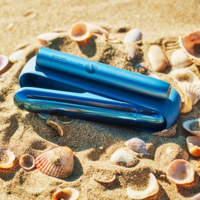 IQOS ILUMA zariadenie na pláži