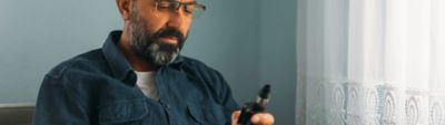 Muž s nefunkčnou elektronickou cigaretou 