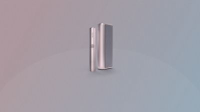 IQOS ILUMA na šedom pozadí