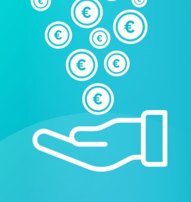 Ruka s mincami na modrom pozadí