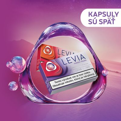 Dve krabičky nikotínových náplní LEVIA v rôznych príchutiach - s logom IQOS - na pozadí rieka a západ slnka.