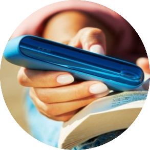 Modré zariadenie IQOS ILUMA v ruke