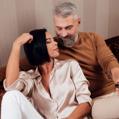 Muž a žena na pohovke