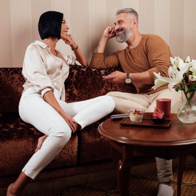 Usmívající se pár v hotelu Redisson