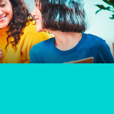 Dve ženy usmievajúce sa na seba