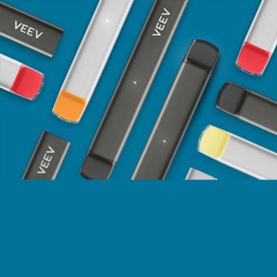 Jednorazové cigarety VEEV NOW na modrom pozadí.