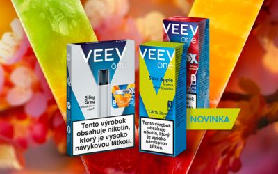 Štartovacia sada VEEV ONE a náplne VEEV ONE na farebnom pozadí