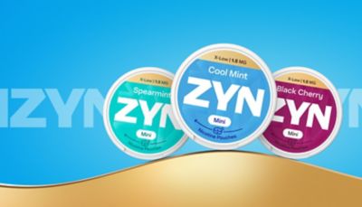 3 krabičky ZYN na modrom pozadí