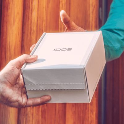 Krabička so zariadením IQOS v ruke