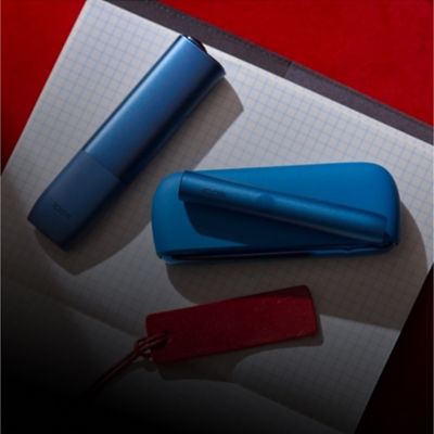 Dve zariadenia IQOS ILUMA v modrej farbe.