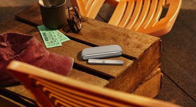 Personas comparando teléfonos móviles.