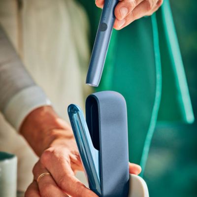 Brilliant gold, white, black and stellar blue IQOS 3 DUO chargers lined up 