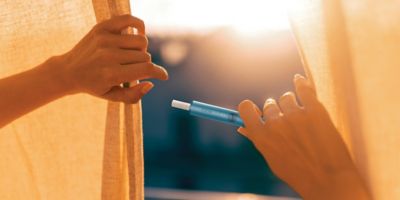 أيد تتبادل جهازين من IQOS ILUMA